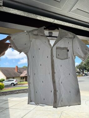 Hurley  White Short-Sleeve Button-Up Shirt with Subtle pineapple motif